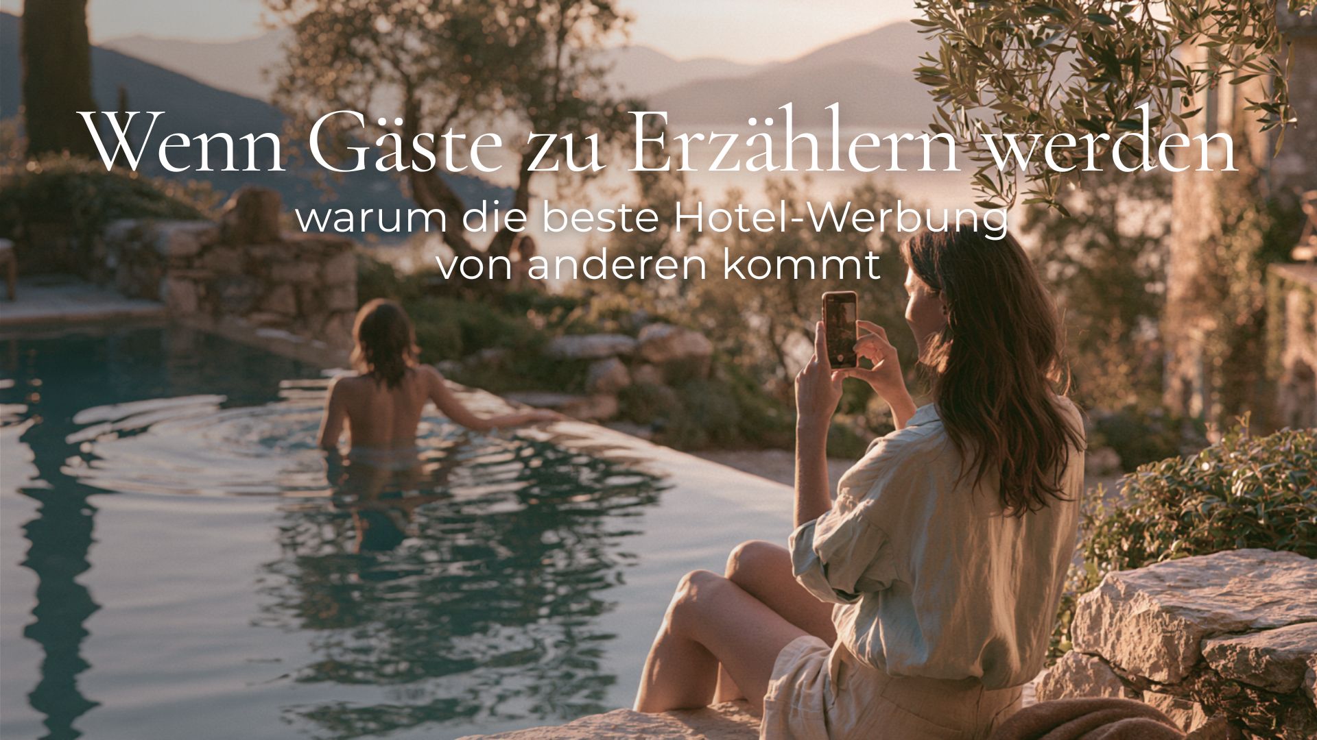 Ein Gast fotografiert einen atmosphärischen Moment in einem Boutique-Hotel.
